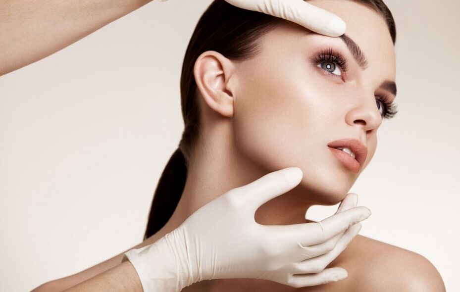 kosmetologs pārbauda sejas ādu pirms atjaunošanas